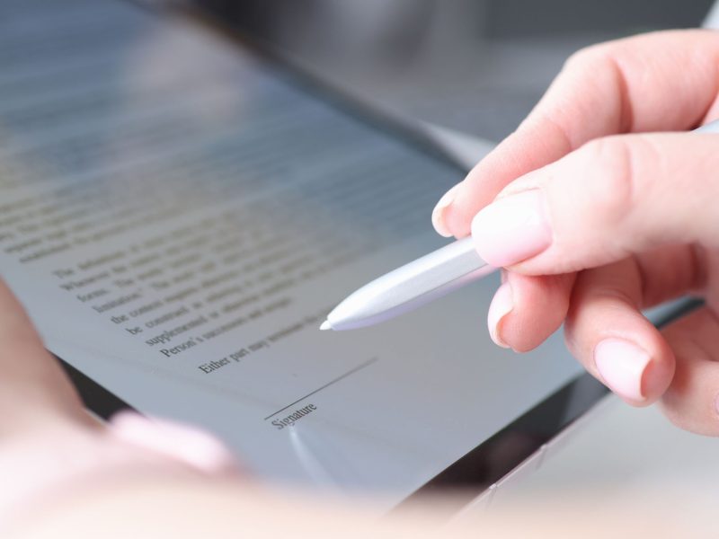 Подписание о получении. Юридические услуги иски. Подписание о получении. Курьер заполняет квитанции клипарт растр. В ящике почтовом также пусто.