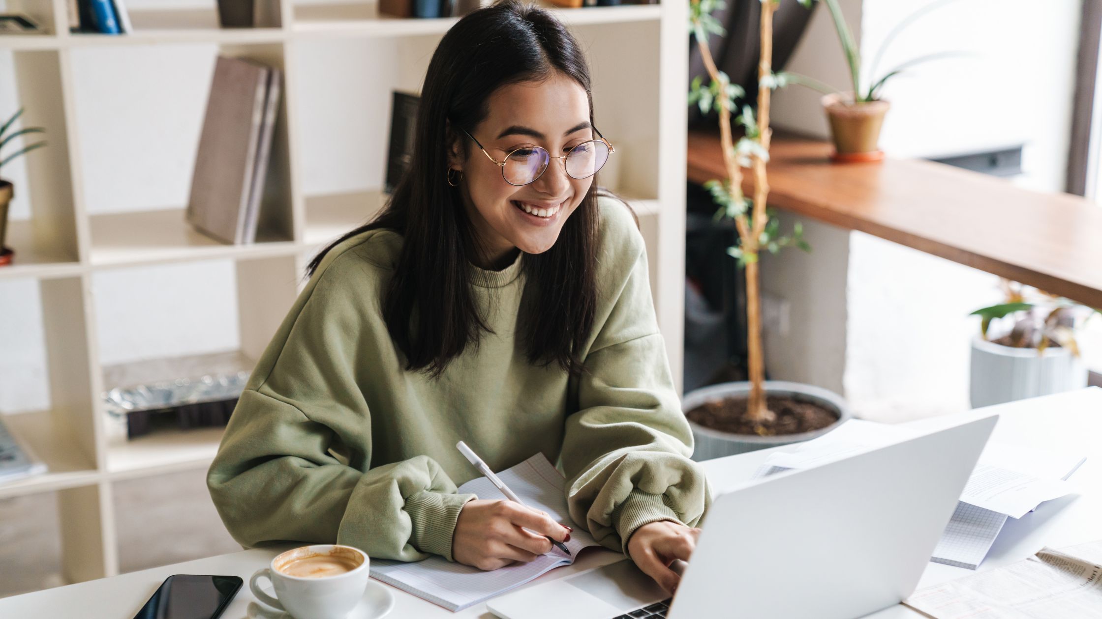 studente che utilizza il laptop