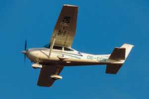 Free download 18.11.2017 / OE-DGN / Union Sportflieger Club Punitz / Cessna 182P Skylane / Low approach at Graz airport free photo or picture to be edited with GIMP online image editor