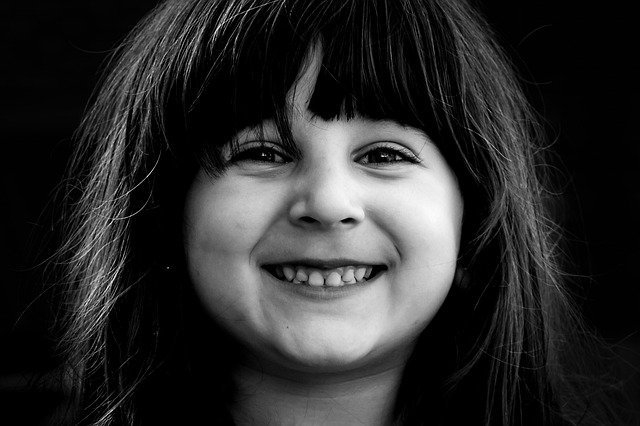 Bezpłatne pobieranie uroczego, atrakcyjnego zdjęcia czarno-białego dla dzieci do edycji za pomocą bezpłatnego internetowego edytora obrazów GIMP