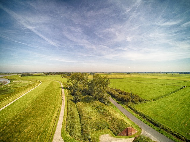 Descărcare gratuită fotografie aeriană câmp iarbă fân câmp pentru a fi editată cu editorul de imagini online gratuit GIMP