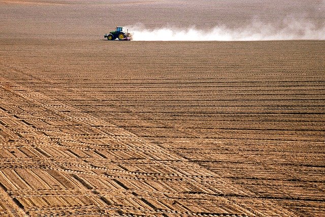 Descărcare gratuită Agriculture Tractor Farmers - fotografie sau imagini gratuite pentru a fi editate cu editorul de imagini online GIMP