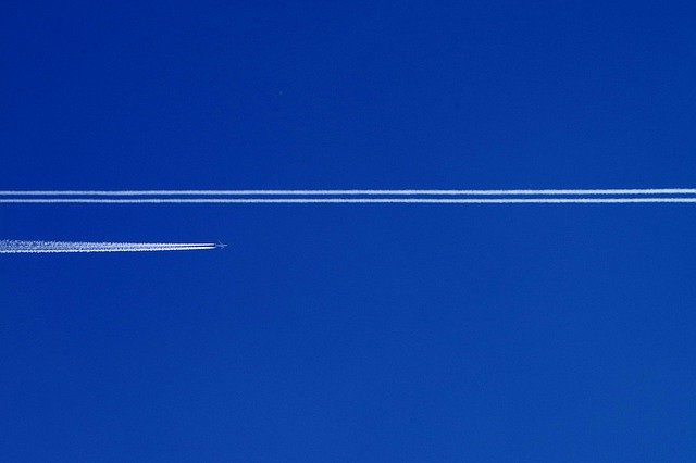 قم بتنزيل Aircraft Flying Stripes مجانًا - صورة مجانية أو صورة لتحريرها باستخدام محرر الصور عبر الإنترنت GIMP