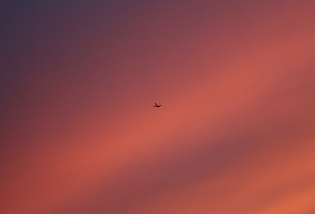 Descărcare gratuită șablon foto gratuit Aircraft Flying Sunset pentru a fi editat cu editorul de imagini online GIMP