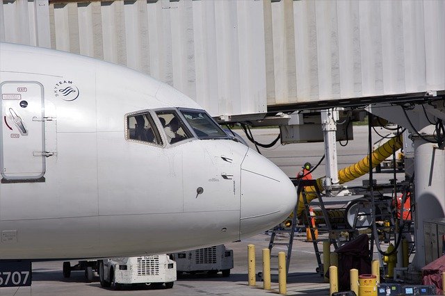 Muat turun percuma Airliner Nose Captain In - foto atau gambar percuma percuma untuk diedit dengan editor imej dalam talian GIMP