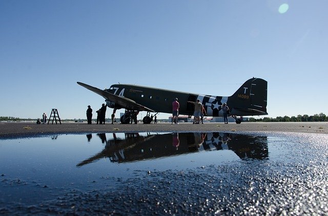 Descărcare gratuită Airplane Airport Ww2 - fotografie sau imagine gratuită pentru a fi editată cu editorul de imagini online GIMP