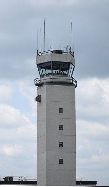 Descărcare gratuită Turnul de control al traficului aerian al aeroportului - fotografie sau imagini gratuite pentru a fi editate cu editorul de imagini online GIMP