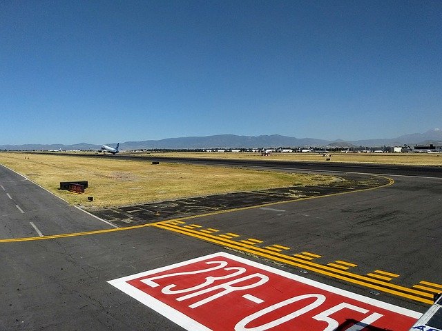 Бесплатная загрузка Airport Runway Aircraft - бесплатное фото или изображение для редактирования с помощью онлайн-редактора изображений GIMP