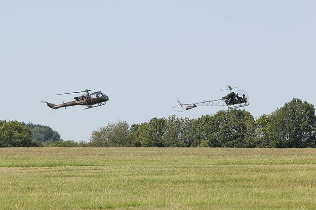 Unduh gratis Airshow Aircraft Helicopter - foto atau gambar gratis untuk diedit dengan editor gambar online GIMP
