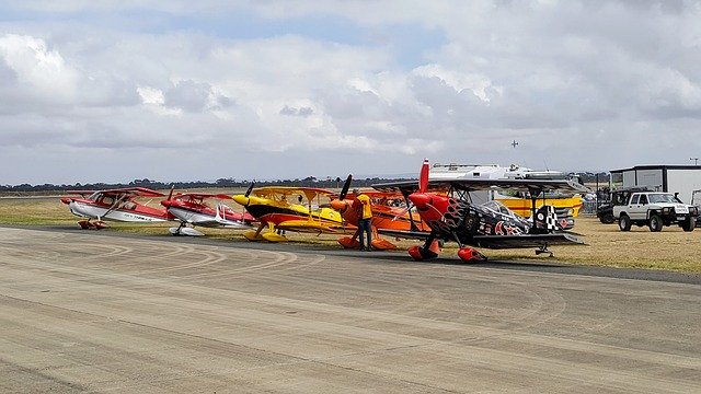 Descarga gratuita Airshow Airplanes Prop Planes: foto o imagen gratuita para editar con el editor de imágenes en línea GIMP