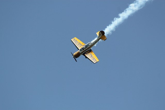 Unduh gratis Airshow Smoke Sky - foto atau gambar gratis untuk diedit dengan editor gambar online GIMP