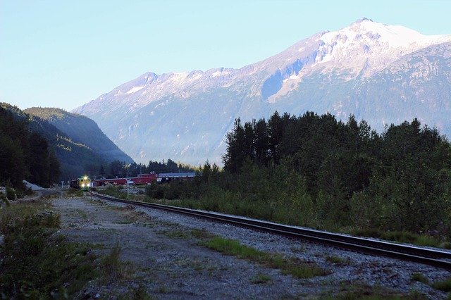 Безкоштовно завантажте Alaska Train Approaching — безкоштовну фотографію чи зображення для редагування за допомогою онлайн-редактора зображень GIMP