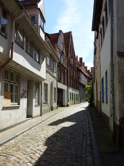 Unduh gratis Alley Lübeck Houses Historic - foto atau gambar gratis untuk diedit dengan editor gambar online GIMP