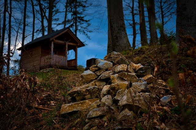 Descarga gratuita Alpine Hut Stones Forest: foto o imagen gratuita para editar con el editor de imágenes en línea GIMP