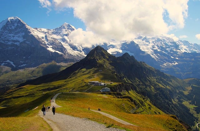 Scarica gratuitamente il paesaggio montano alpino in cima alla neve immagine libera da modificare con l'editor di immagini online gratuito di GIMP