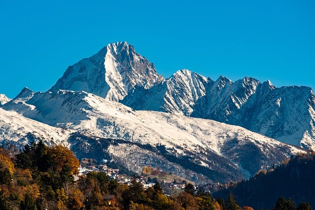 김프 무료 온라인 이미지 편집기로 편집할 수 있는 알프스 산맥 마을 가을 무료 사진을 무료로 다운로드하세요.