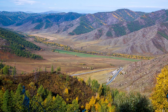 Scarica gratuitamente l'immagine gratuita del paesaggio della valle delle montagne di Altai da modificare con l'editor di immagini online gratuito GIMP
