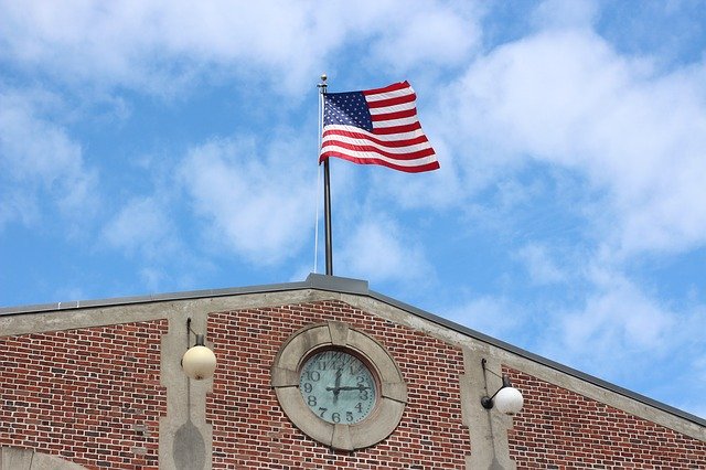 Бесплатно скачать Часы с Часовой башней с американским флагом - бесплатное фото или изображение для редактирования с помощью онлайн-редактора GIMP