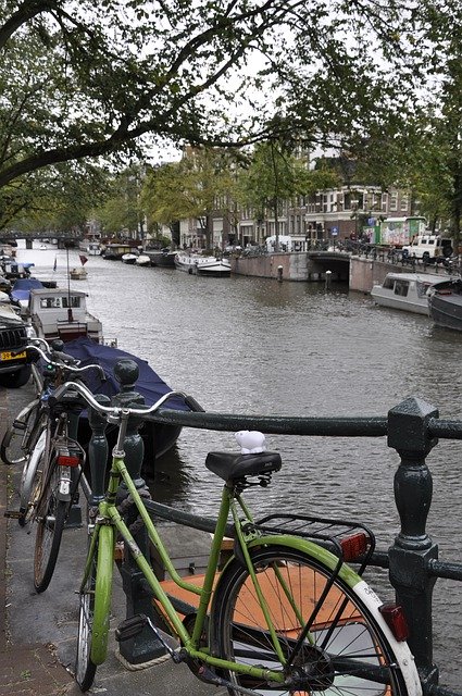 Téléchargement gratuit de Amsterdam Canal Bike - photo ou image gratuite à modifier avec l'éditeur d'images en ligne GIMP
