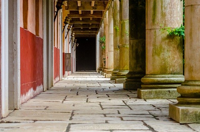 Descarga gratuita Antique Corridor Column: foto o imagen gratuita para editar con el editor de imágenes en línea GIMP