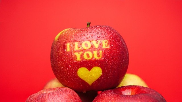 دانلود رایگان عکس سیب حکاکی شده I Love You قلب رایگان برای ویرایش با ویرایشگر تصویر آنلاین رایگان GIMP