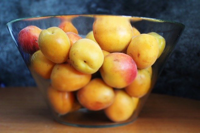 Muat turun percuma Apricot Fruit Glass Bowl - foto atau gambar percuma untuk diedit dengan editor imej dalam talian GIMP