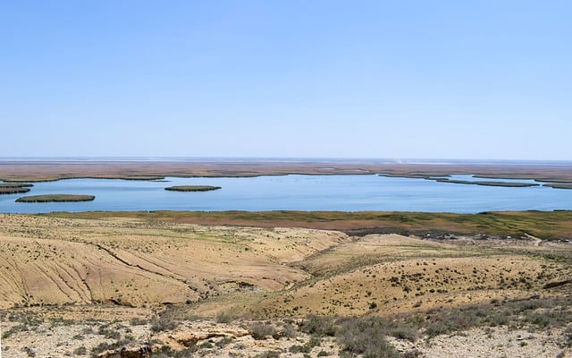 Descargue gratis la imagen gratuita del agua de la isla de los humedales del lago aral para editar con el editor de imágenes en línea gratuito GIMP