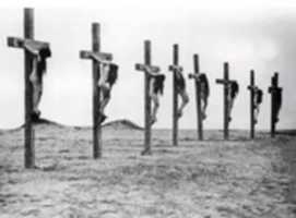 Téléchargez gratuitement la photo ou l'image des filles arméniennes crucifiées pendant le génocide arménien par Tirkey à éditer avec l'éditeur d'images en ligne GIMP