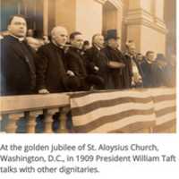 Darmowe pobieranie Podczas złotego jubileuszu kościoła św. Alojzego w Waszyngtonie w 1909 roku prezydent William Taft rozmawia z innymi dygnitarzami. darmowe zdjęcie lub obraz do edycji za pomocą internetowego edytora obrazów GIMP