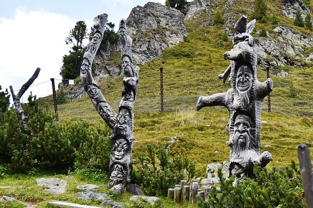 Bezpłatne pobieranie Austria Wooden Sculptures Carving - bezpłatne zdjęcie lub obraz do edycji za pomocą internetowego edytora obrazów GIMP