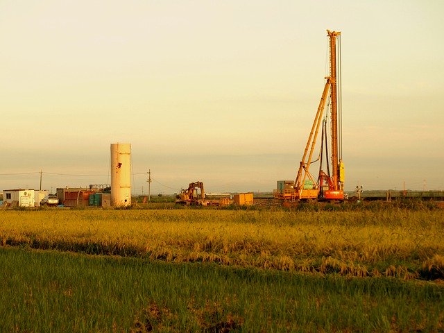 Descărcare gratuită Autumn At Dusk Construction - fotografie sau imagini gratuite pentru a fi editate cu editorul de imagini online GIMP