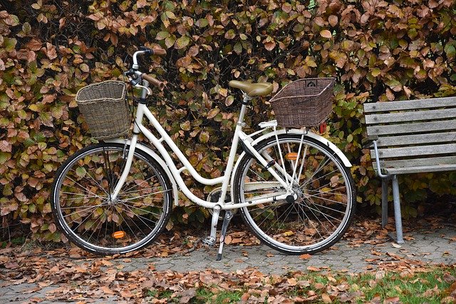 Gratis download Autumn Bike By Bench Hyggestemning - gratis gratis foto of afbeelding om te bewerken met GIMP online afbeeldingseditor