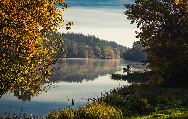 Baixe gratuitamente a imagem gratuita da pesca do barco do rio da natureza do outono para ser editada com o editor de imagens on-line gratuito do GIMP