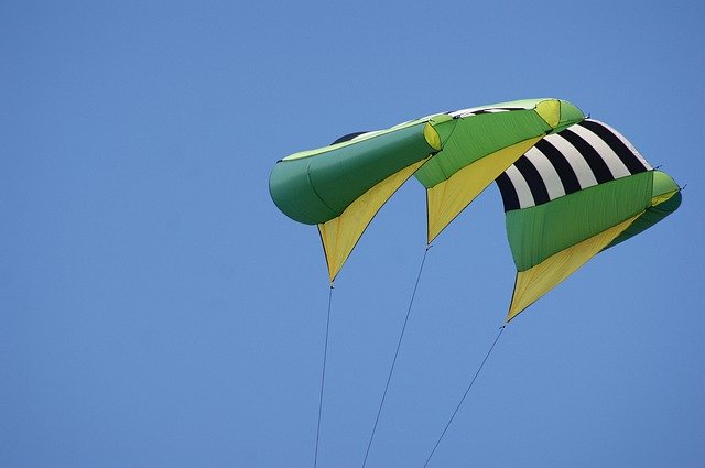 Bezpłatne pobieranie Aviator Stuntvliegen Kite Flying - bezpłatne zdjęcie lub obraz do edycji za pomocą internetowego edytora obrazów GIMP