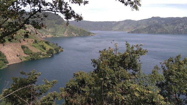 Gratis download Ayarza Lake Santa Rosa Guatemala - gratis foto of afbeelding om te bewerken met GIMP online afbeeldingseditor