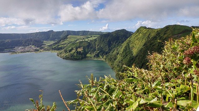 تنزيل Azores Crater Lake Landscape - صورة مجانية أو صورة لتحريرها باستخدام محرر الصور عبر الإنترنت GIMP