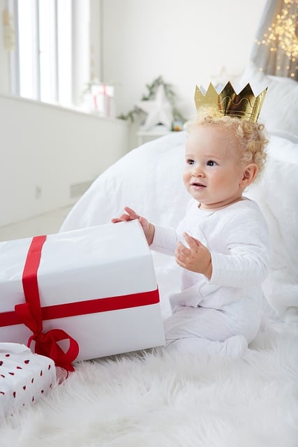 Libreng download baby crown gift present holidays libreng larawan na ie-edit gamit ang GIMP free online image editor