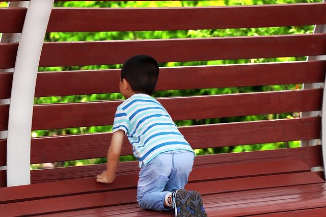 Bezpłatne pobieranie Baby Curious Look - darmowe zdjęcie lub obraz do edycji za pomocą internetowego edytora obrazów GIMP