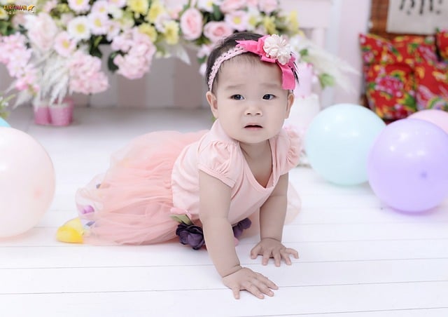 Baixe gratuitamente a imagem gratuita do bebê menina infantil vietnamita para ser editada com o editor de imagens on-line gratuito do GIMP