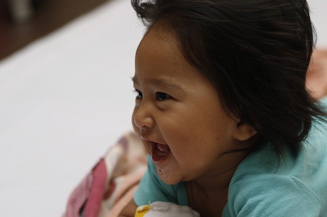 Descarga gratuita Baby Shoot Candid Laughter: foto o imagen gratuita para editar con el editor de imágenes en línea GIMP