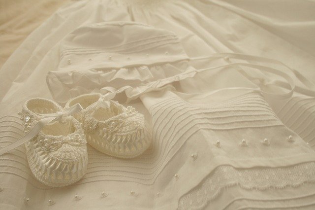 Download gratuito Baby White Dress: foto o immagine gratuita da modificare con l'editor di immagini online GIMP