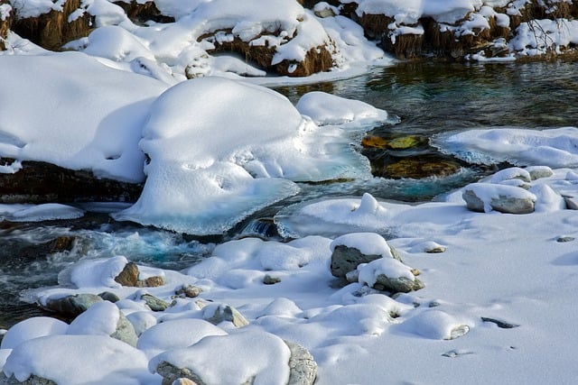 Kostenloser Download Bach Wasser gefrorenes Eis Schnee kostenloses Bild, das mit dem kostenlosen Online-Bildeditor GIMP bearbeitet werden kann