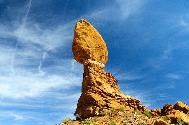 Bezpłatne pobieranie Balanced Rock Cirrus Clouds - bezpłatne zdjęcie lub obraz do edycji za pomocą internetowego edytora obrazów GIMP