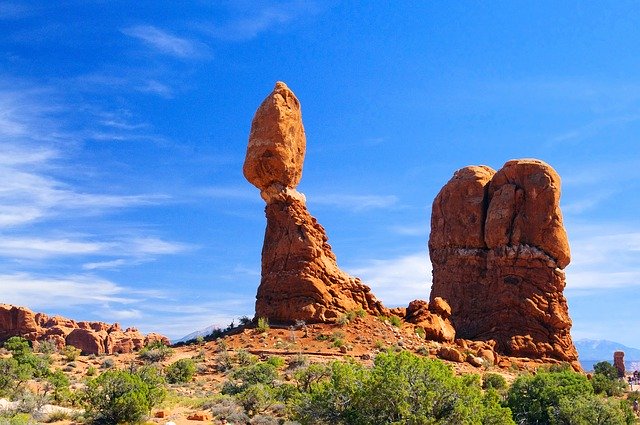 Descărcare gratuită Balanced Rock In Arches - fotografie sau imagini gratuite pentru a fi editate cu editorul de imagini online GIMP