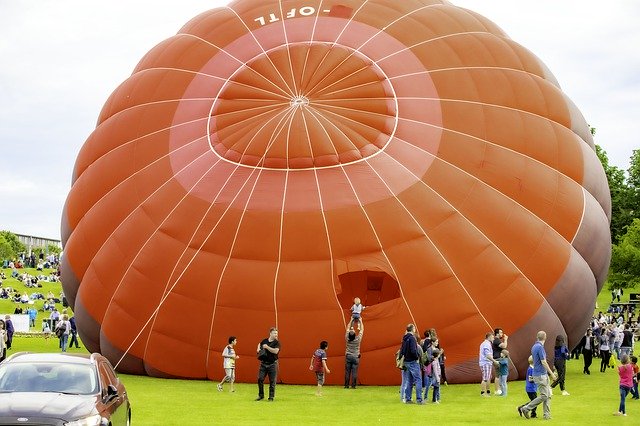 Download gratuito Balloon Field Sky - foto o immagine gratuita da modificare con l'editor di immagini online di GIMP