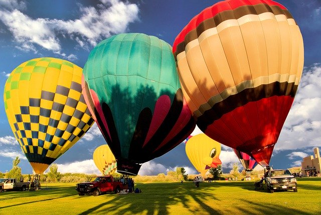 Download gratuito Balloon Flying Waving - foto o immagine gratuita da modificare con l'editor di immagini online di GIMP