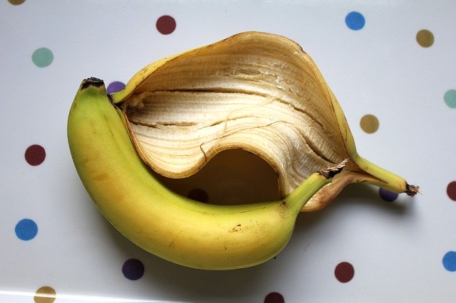 바나나 껍질 벗기기 무료 다운로드 - 무료 사진 또는 김프 온라인 이미지 편집기로 편집할 수 있는 사진