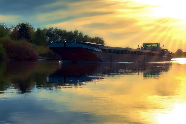 Скачать бесплатно Barge River Water - бесплатное фото или изображение для редактирования с помощью онлайн-редактора изображений GIMP