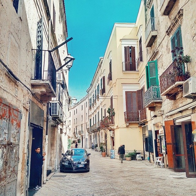 Descarga gratuita Bari Italy Street: foto o imagen gratuita para editar con el editor de imágenes en línea GIMP