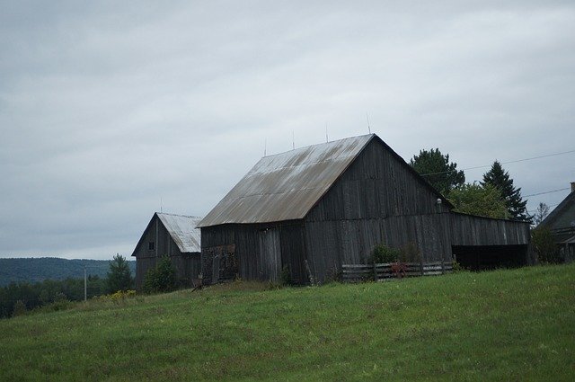 Unduh gratis Barn Field Countryside - foto atau gambar gratis untuk diedit dengan editor gambar online GIMP
